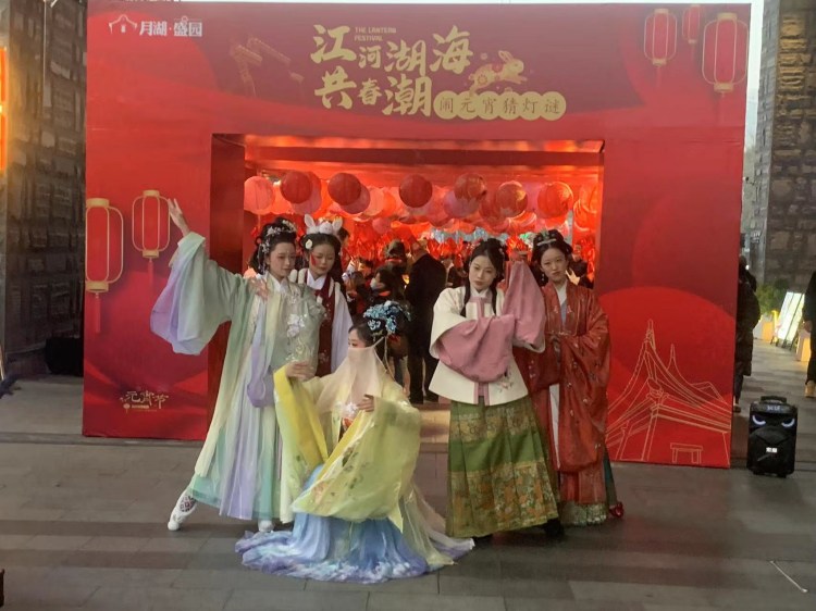 등불 축제 â 밤에 보름달, 세상의 기쁨을 반영